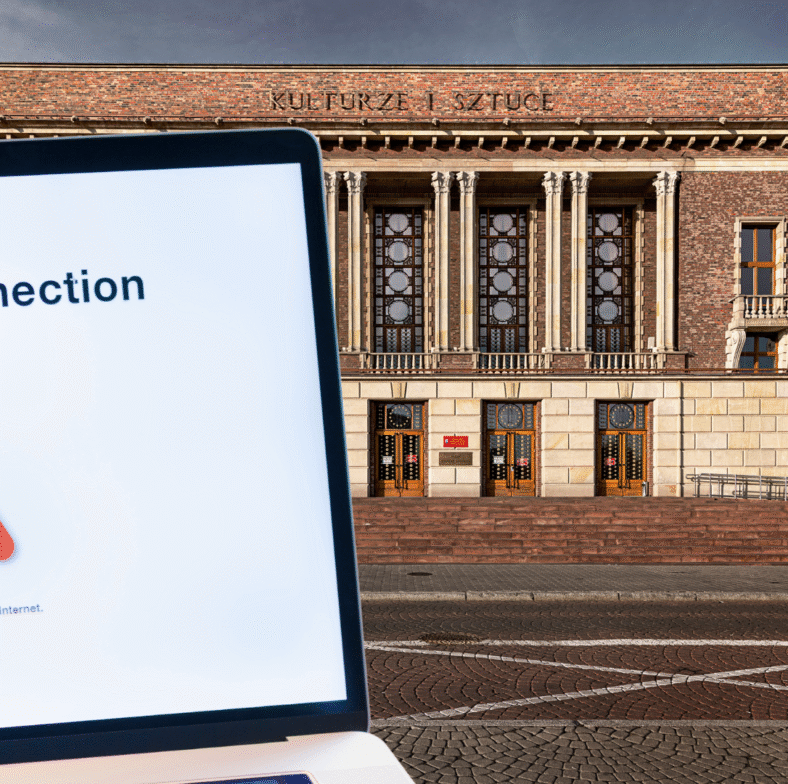 Zdjęcie z laptopem i z widokiem na zewnątrz budynku Pałacu