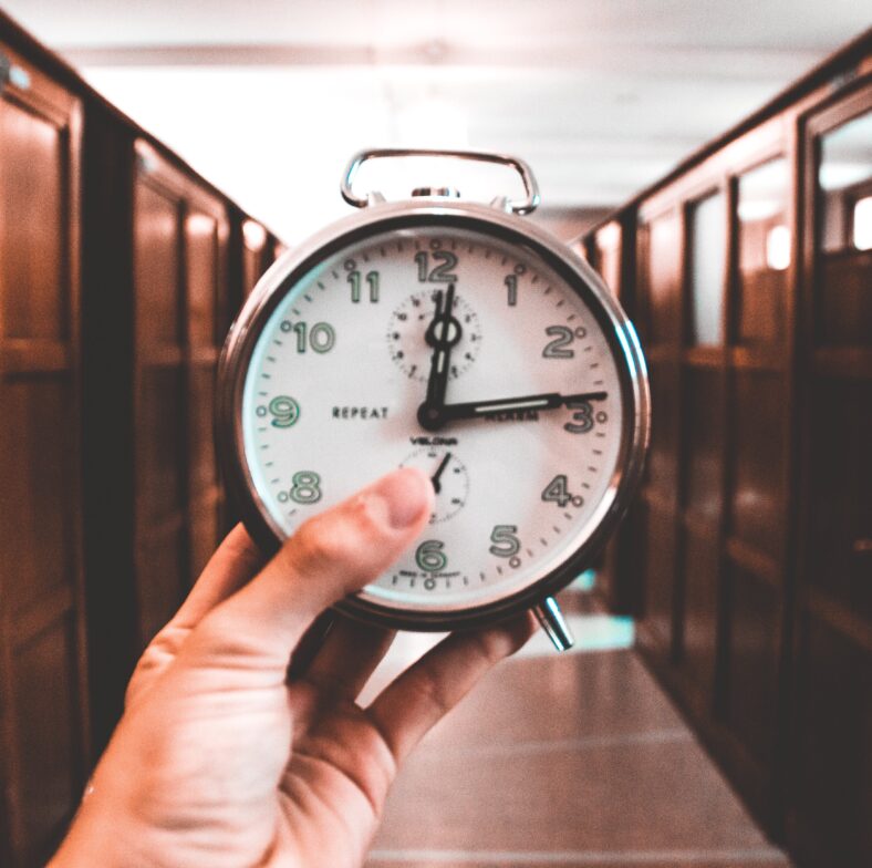 Zdjęcie przedstawiające dłoń z zegarkiem