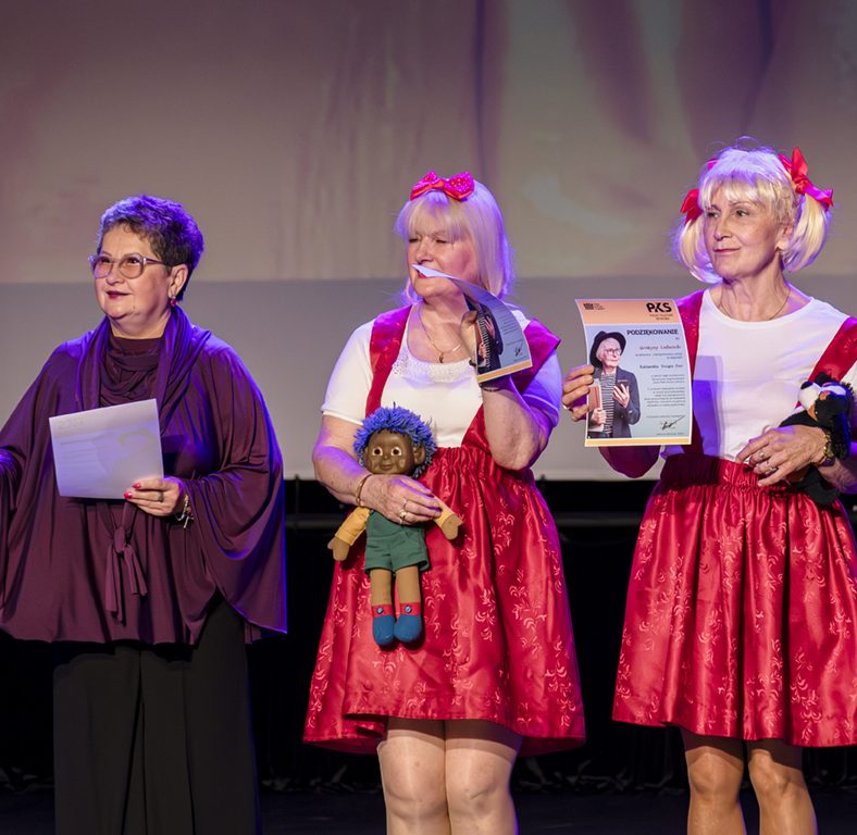 Zdjęcie grupy kabaretowej Drugie Dno złożonej z seniorów