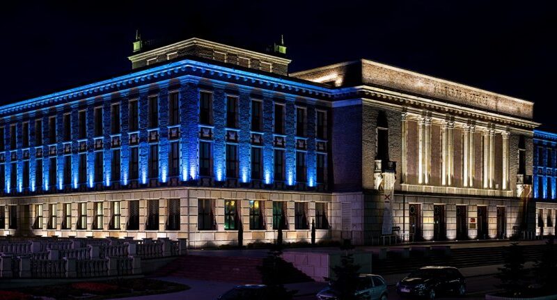 Zdjęcie podświetlonego budynku pałacu