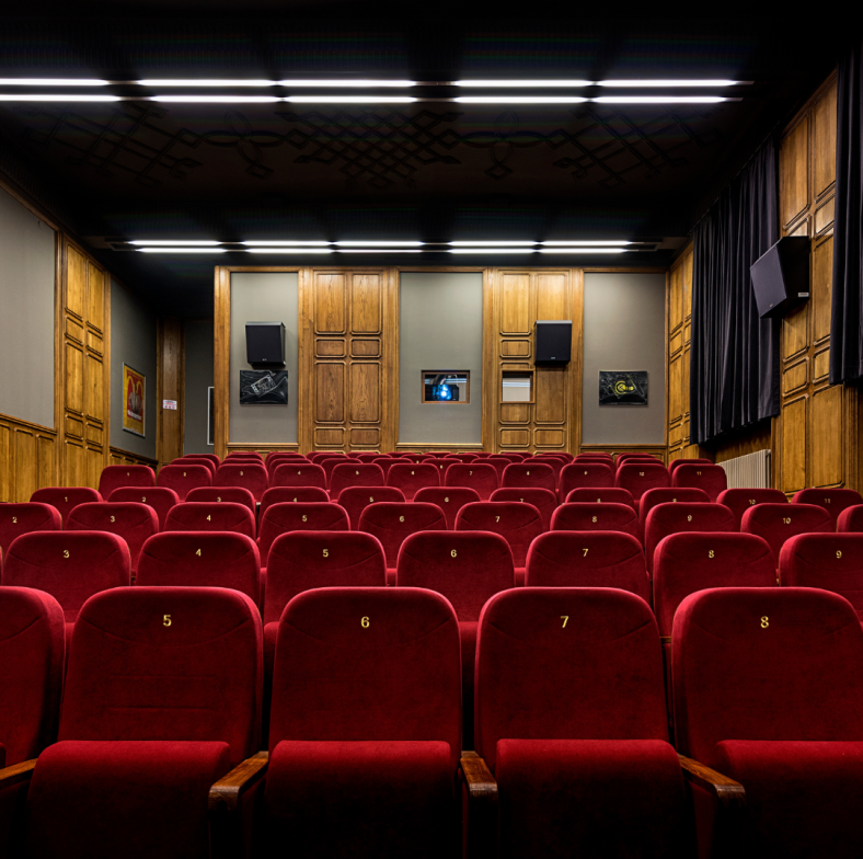 Zdjęcie ukazujące fotele w sali Kina Kadr