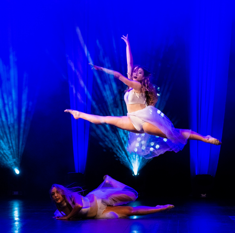 Zdjęcie ukazujące parę tańczących dziewcząt