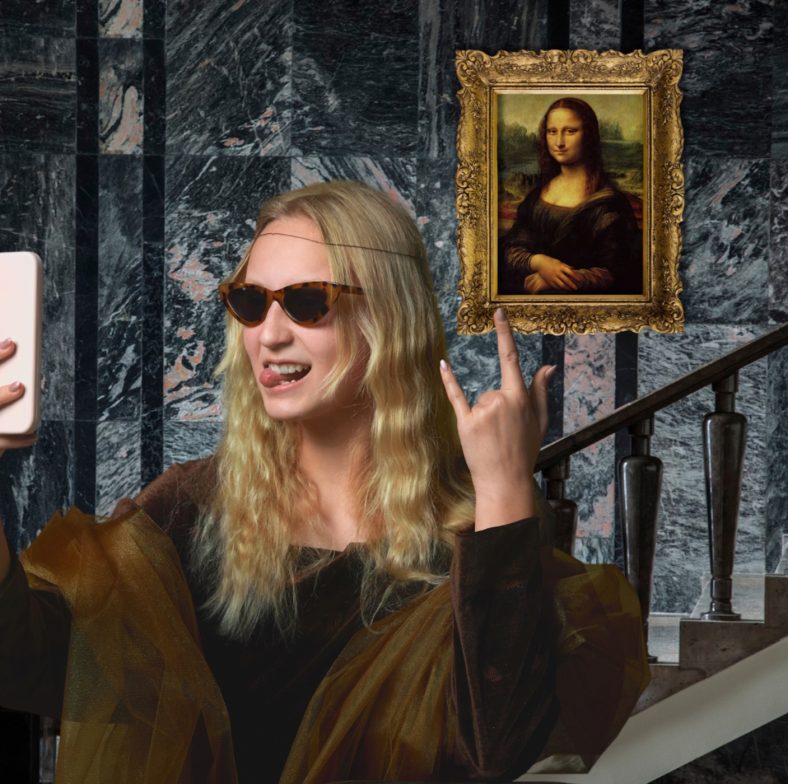 Zdjęcie do ogłoszenia o pracę w dziale marketingu. Dziewczyna robi sobie zdjęcie, w tle obraz Leonarda da Vinci 