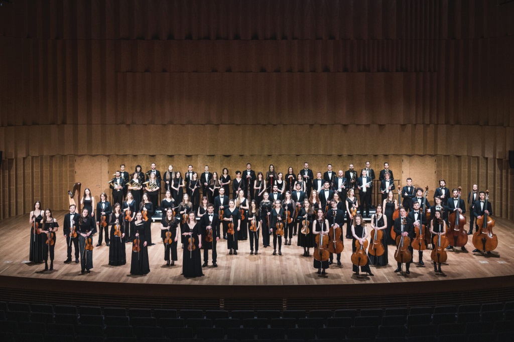 Zdjęcie prezentujące muzyków na scenie