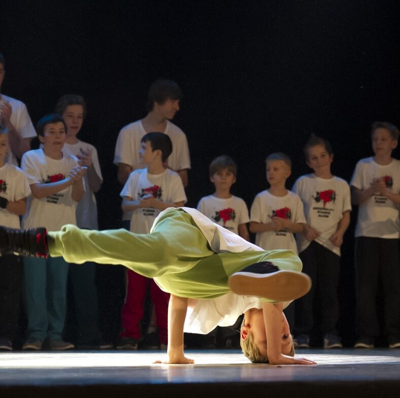 Chłopiec tańczący breakdance