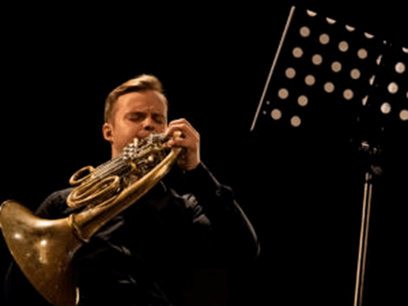 Mężczyzna gra na instrumencie dętym