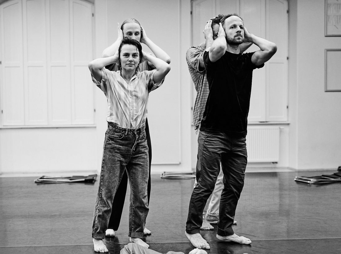 Zdjęcie promujące spektakl q&a poziome