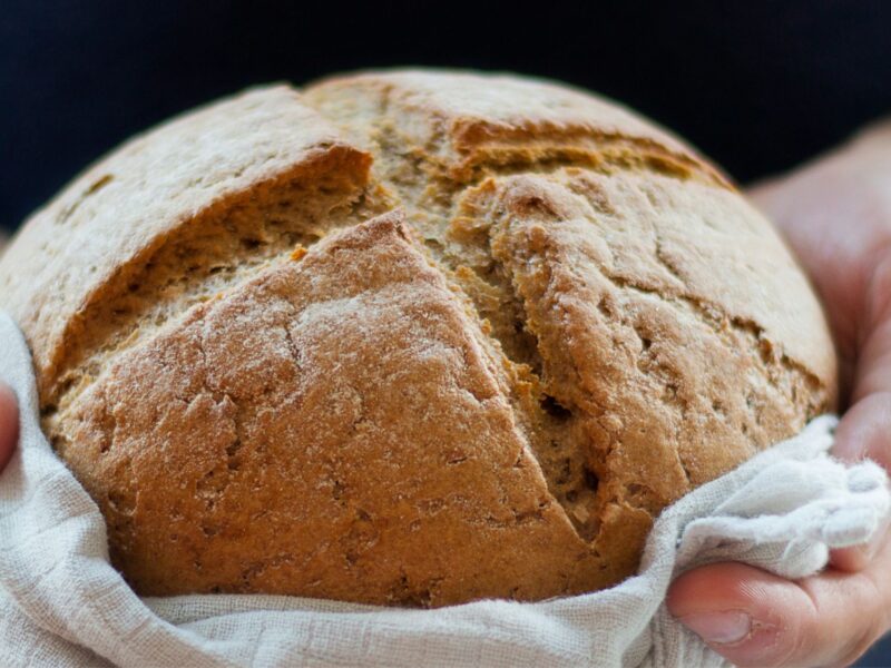 Zdjęcie: chleb w dłoniach