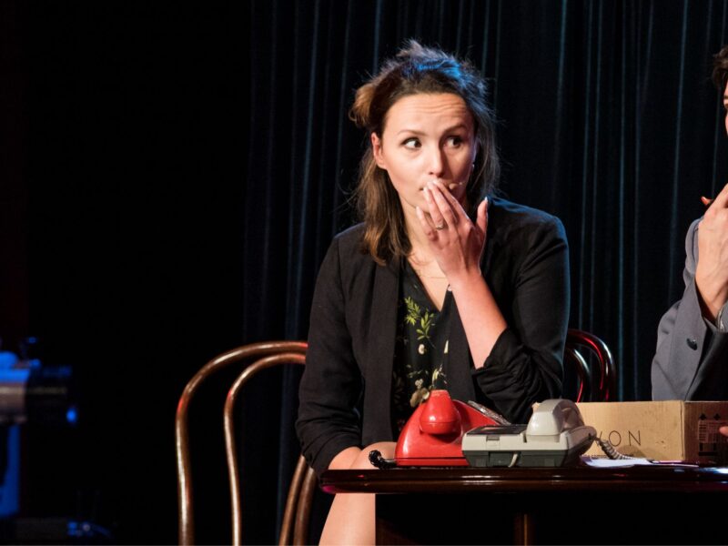 Zdjęcie: dwie osoby siedzące przy stoliku