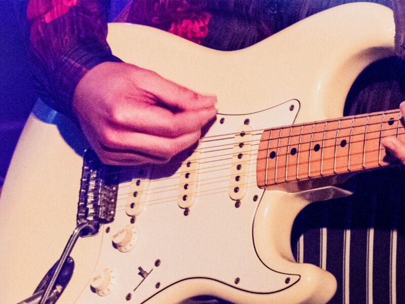 Zdjęcie: zbliżenie dłoni grających na gitarze
