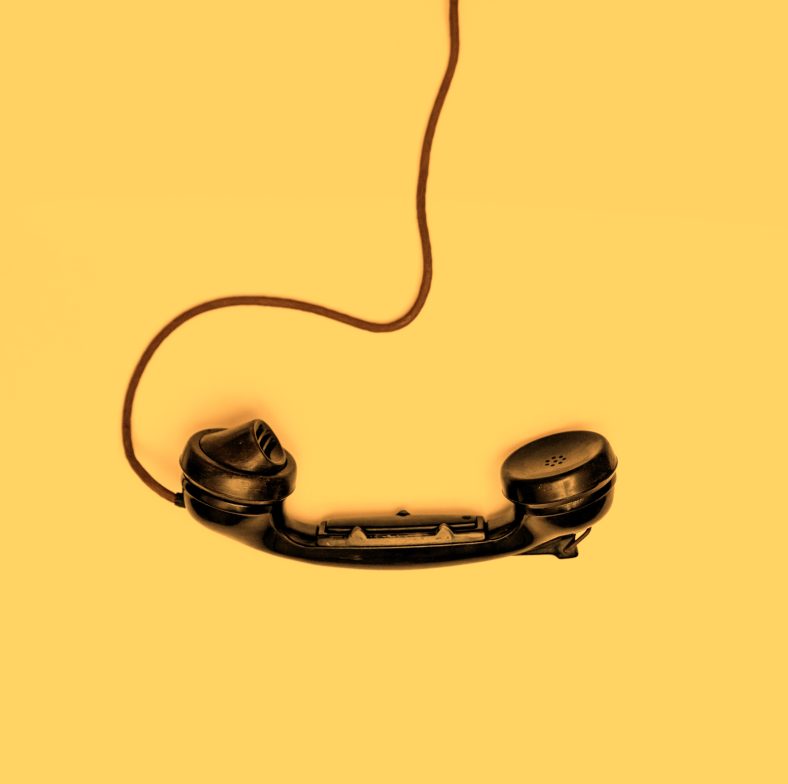 Zdjęcie słuchawki tradycyjnego telefonu stacjonarnego