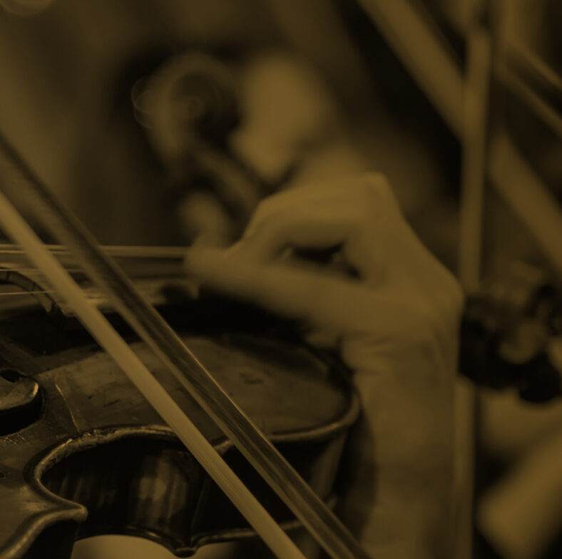 Grafika przedstawiająca zbliżenie na dłoń na skrzypcach