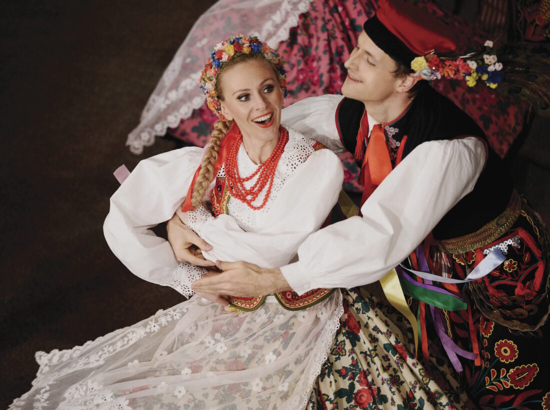 Grafika do slajdera, tańcząca para w strojach ludowych