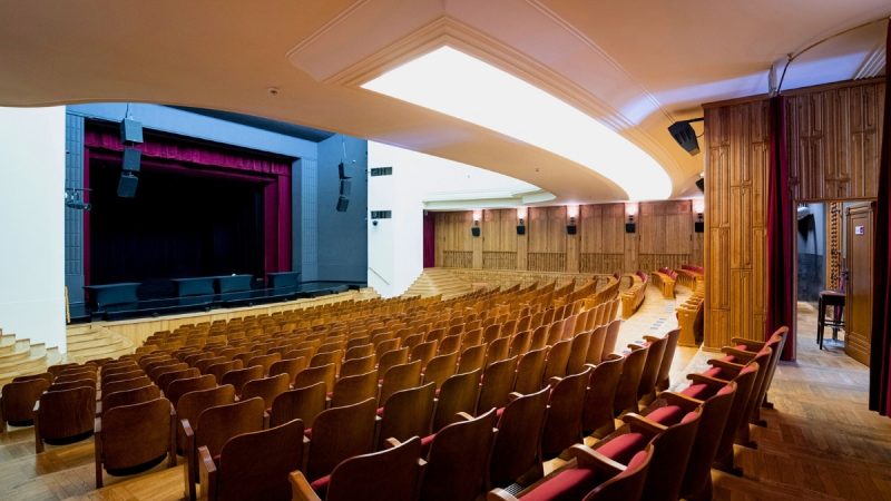Zdjęcie Sali Teatralnej z widokiem na scenę