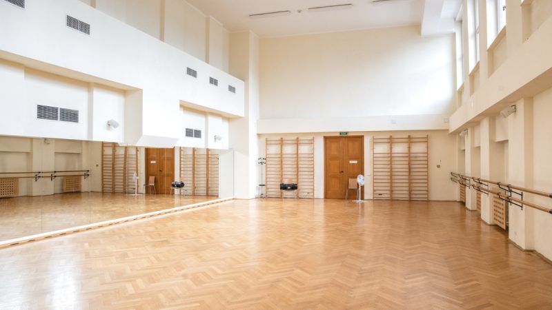 Zdjęcie sali baletowej z widokiem na wejście