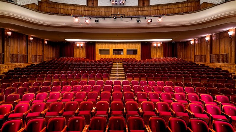 Zdjęcie widowni Sali Teatralnej z widokiem na reżyserkę