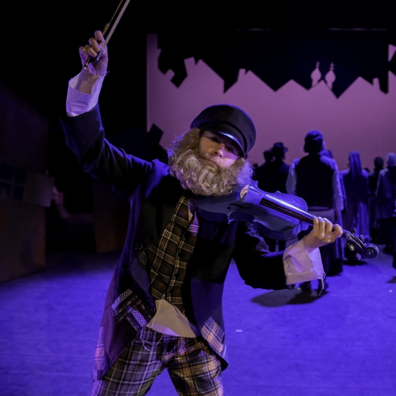 grafika ukazująca fragment z musicalu Skrzypek na Dachu