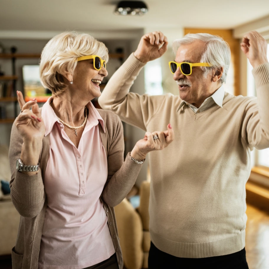 Zdjęcie tańczących seniorów