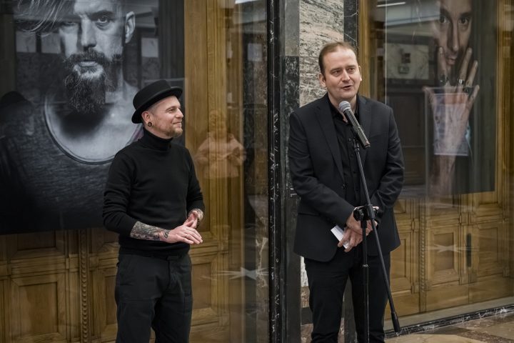 Dyrektor PKZ Grzegorz Drygała wita przybyłych gości, obok niego stoi autor wystawy Bartek Kowal