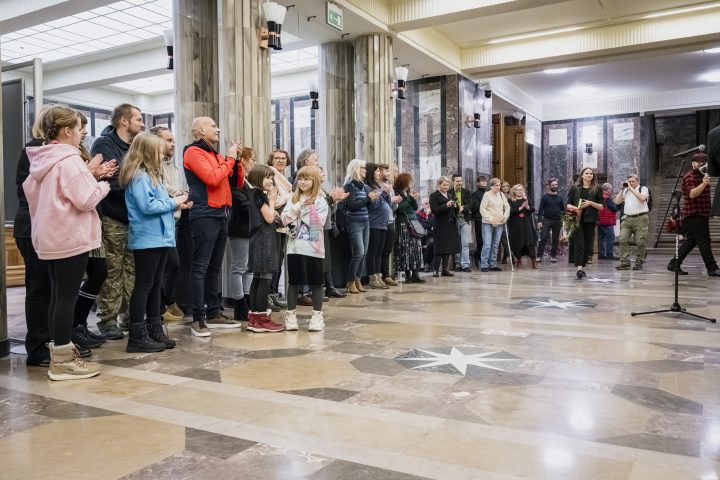 Dyrektor PKZ Grzegorz Drygała wita przybyłych gości, obok niego stoi autor wystawy Bartek Kowal