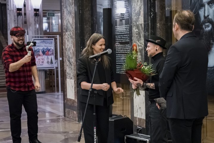 Wręczenie kwiatów artyście przez Aldonę Bzowską reprezentującą Galerię Sztuki PKZ