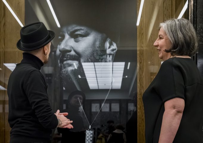 Bartek Kowal opowiada jednej z pań o zdjęciu Bas Tajpana śp. Damiana Krępy, które znalazło się na wystawie