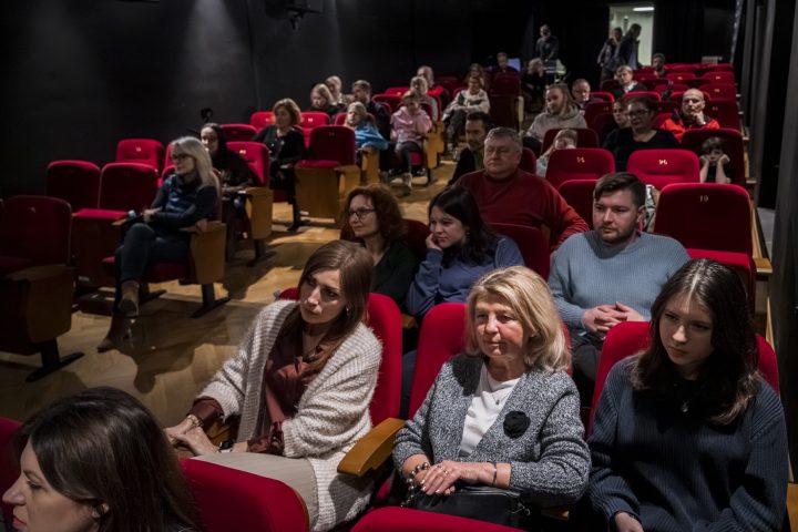 Goście wernisażu, siedzący w Piwnicy Teatralnej podczas spotkania autorskiego z Bartkiem Kowalem