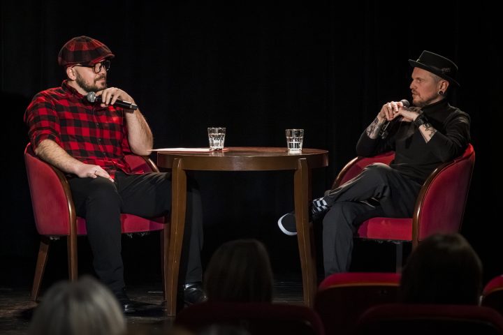 Rozmowa Olafa Otwinowskiego z Bartkiem Kowalem na scenie Piwnicy Teatralnej