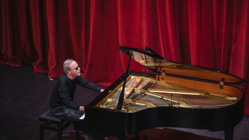 koncert niewidomy pianista