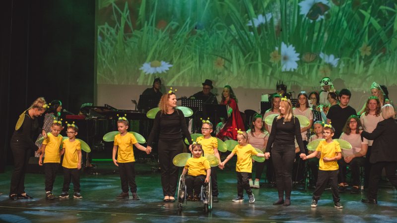 występ dzieci z SOSW pszczółki