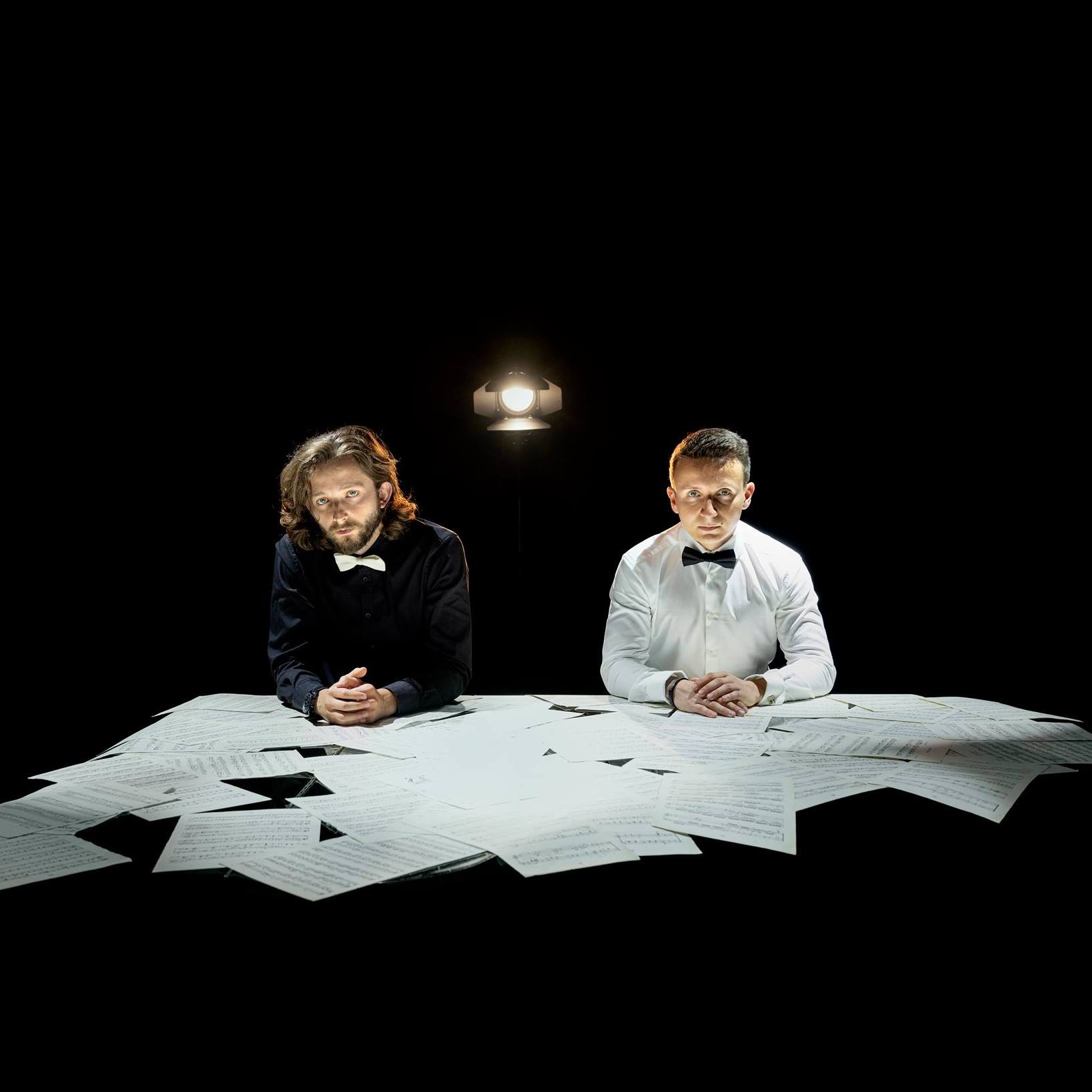 zdjęcie promujące koncert domborva piano duo muzyka filmowa na dwa fortepiany