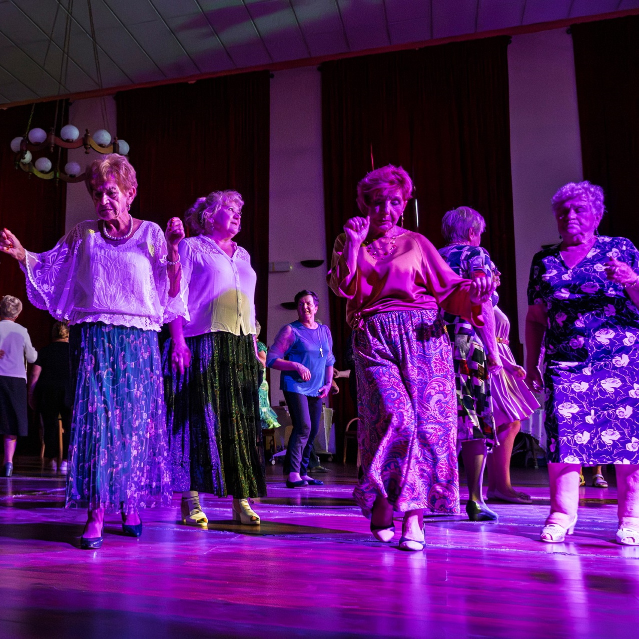 zdjęcie promujące potancówkę dla seniora