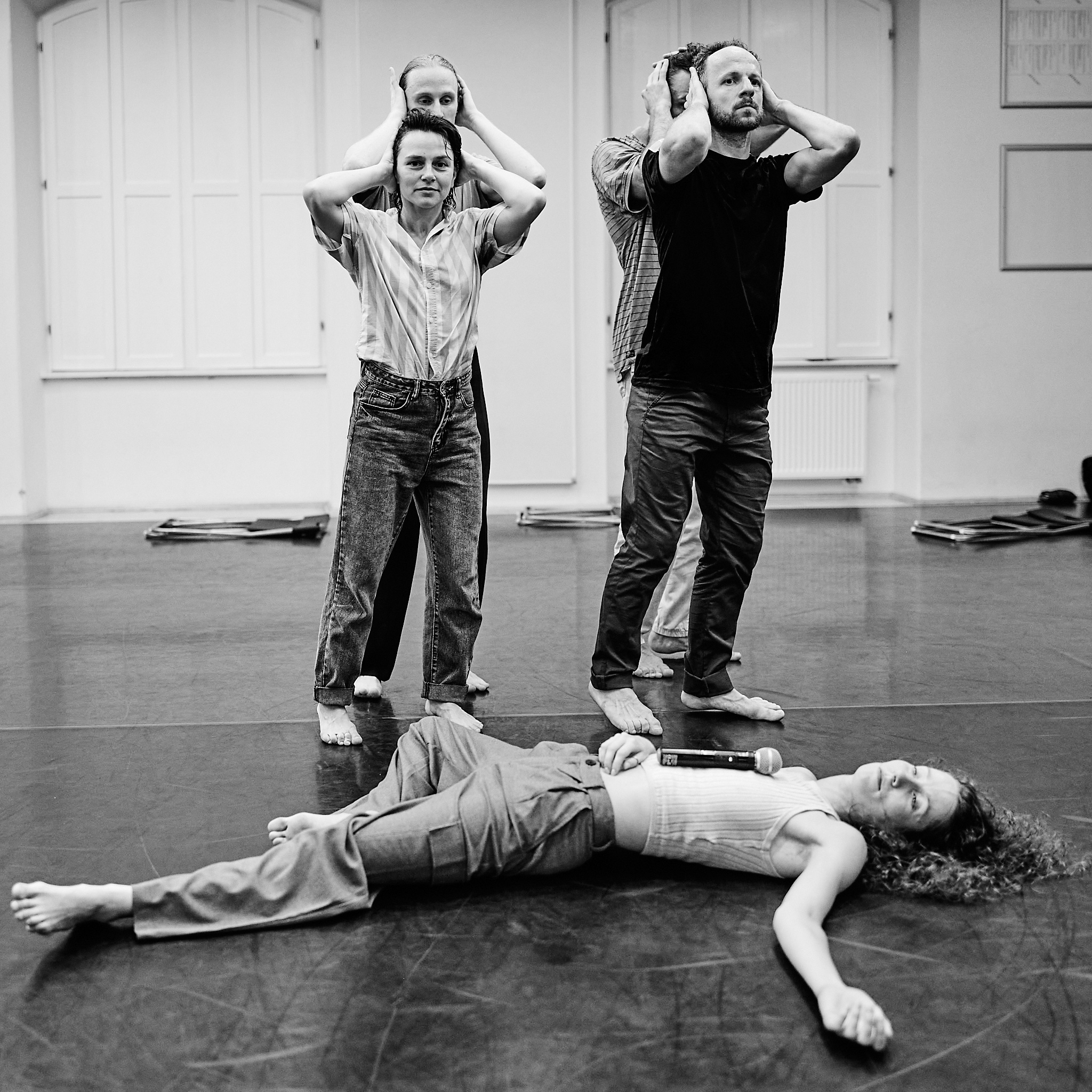 Czarno-białe zdjęcie w kwadracie promujące spektakl Q&A