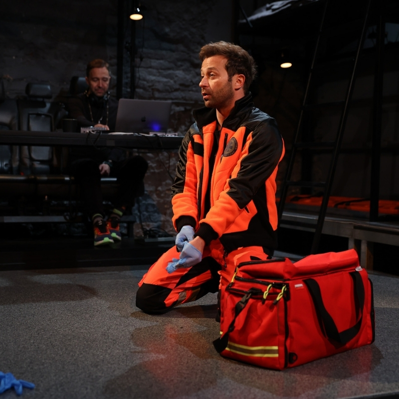 fragment zdjęcia promującego spektakl "Pogo"