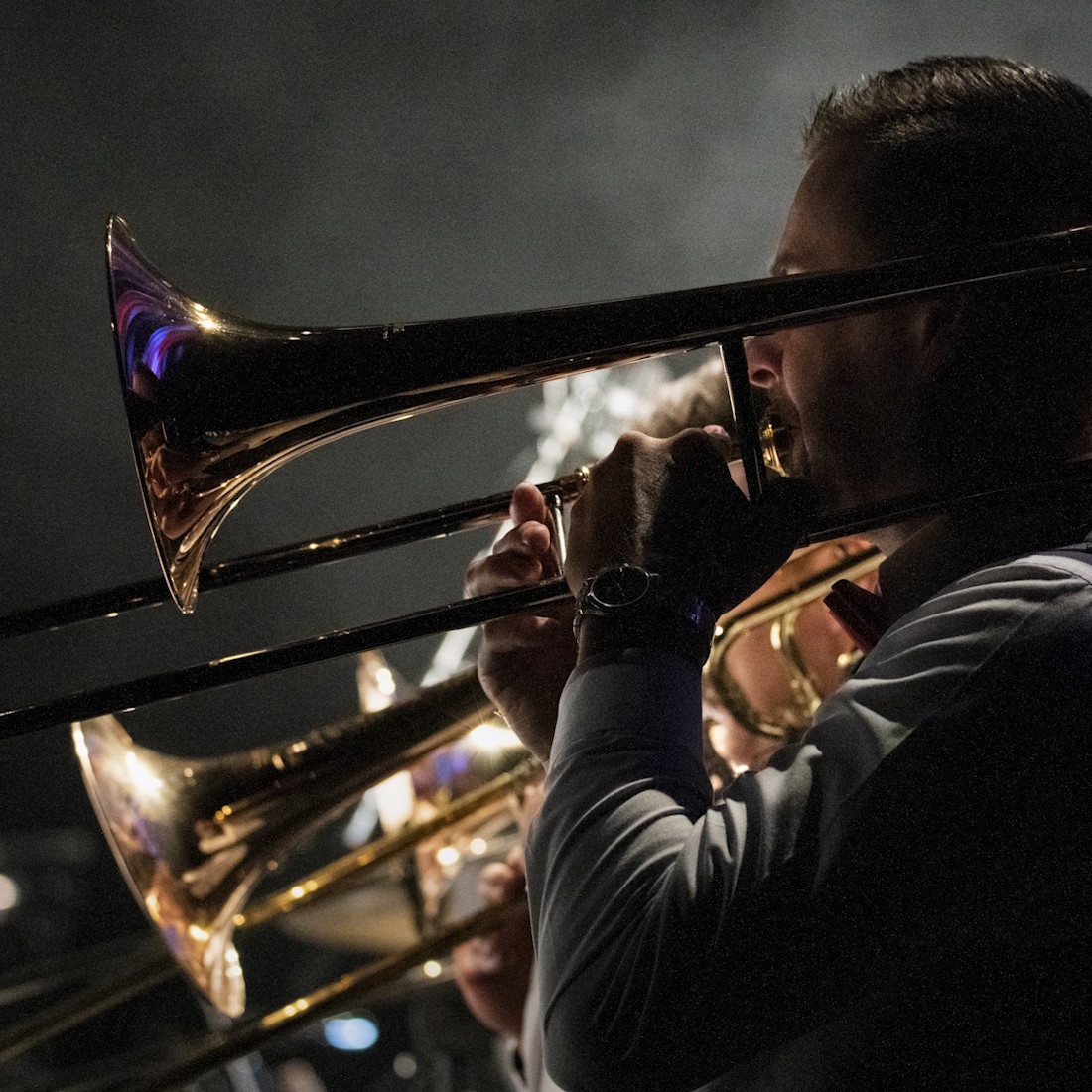 Zbliżenie na sekcję puzonistów