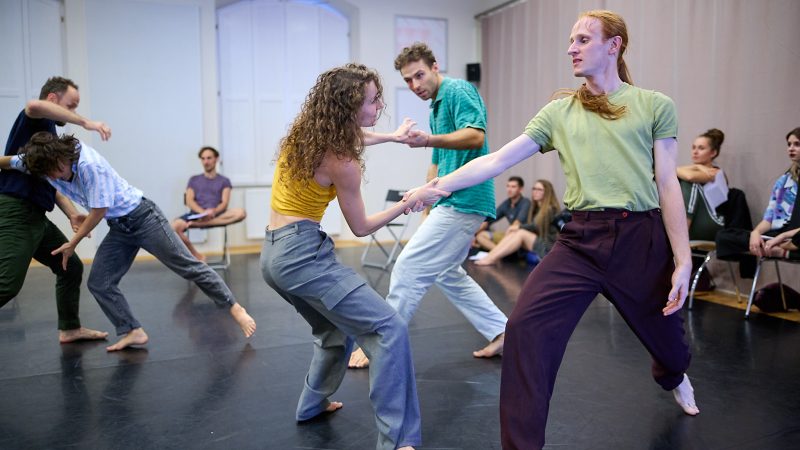 zdjęcie poziome promujące spektakl q&a (1)