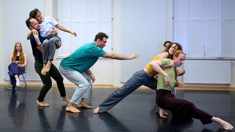 zdjęcie poziome promujące spektakl q&a (3)