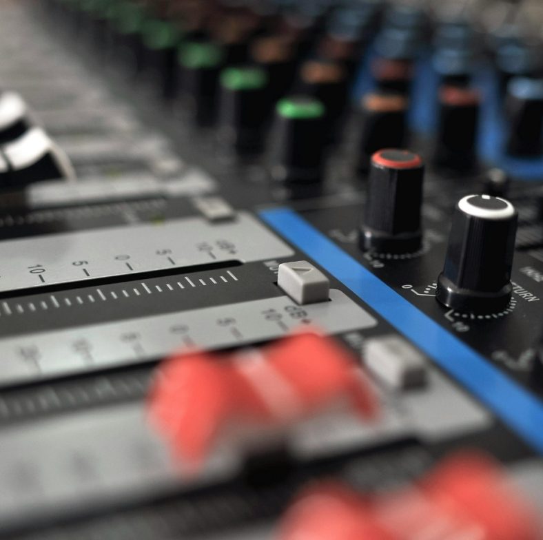 zdjęcie ukazujące konsolę audio, zdjęcie do informacji o naborze na stanowisko specjalisty ds. sceny akustyka