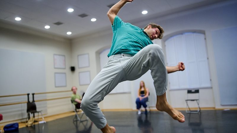 zdjęcie promujące spektakl q&a (1)