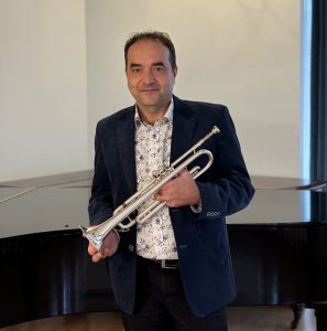 Rafał Dudek - zdjęcie prowadzącego warsztaty Wykute na blachę