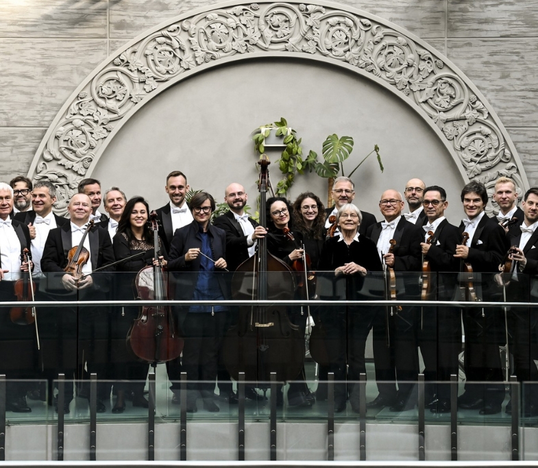 Fragment zdjęcia Orkiestry Amadeus wraz Maestry Agnieszki Duczmal