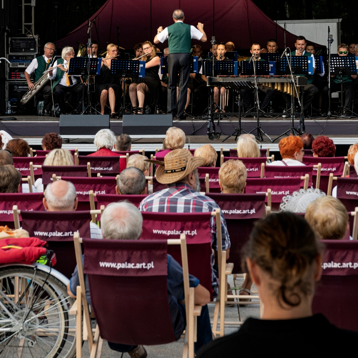 zdjęcie promujące koncert plenerowy miejskiej orkiestry dętej park zielona 2