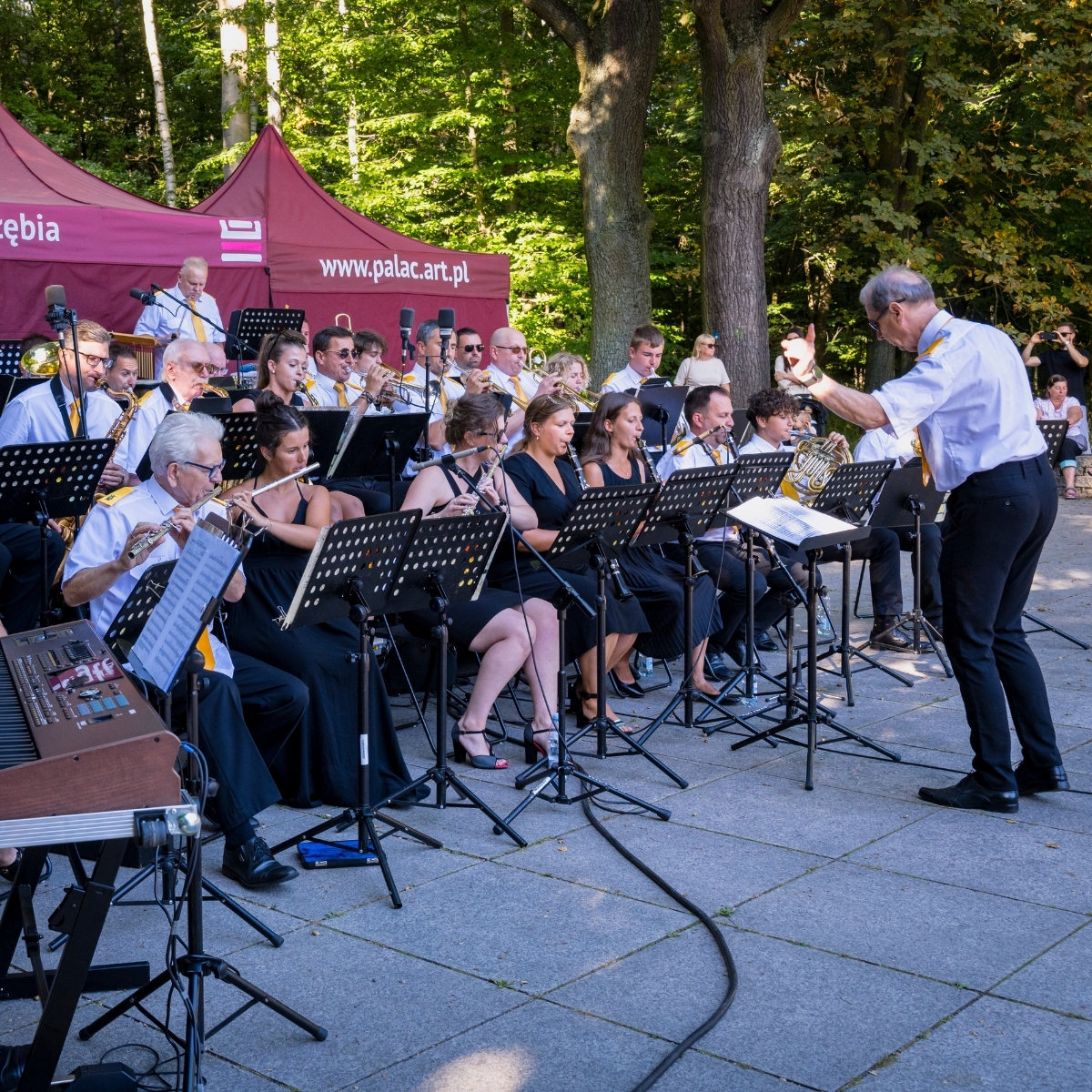 zdjęcie promujące plenerowy koncert miejskiej orkiestry dętej