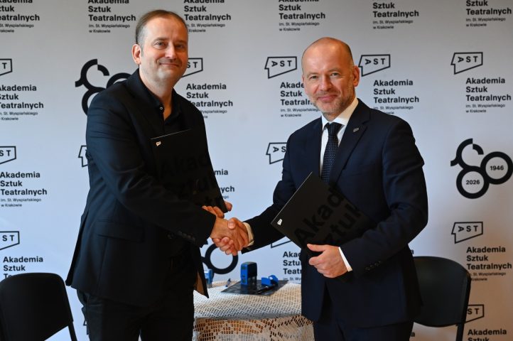Uścisk rąk Dyrektora Pałacu Kultury Zagłębia oraz Rektora AST w Bytomiu
